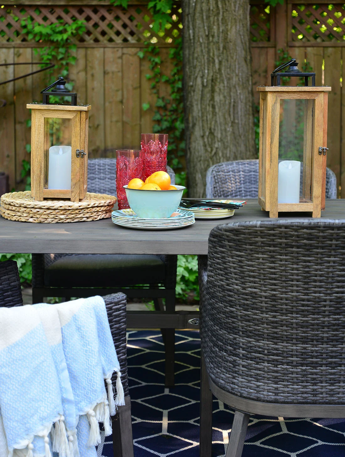 summer table setting, outdoor dining decor, outdoor summer decor, oranges in bowls, wooden lanterns on table