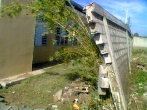  Se desploma pared de escuela inaugurada recientemente, en Azua 