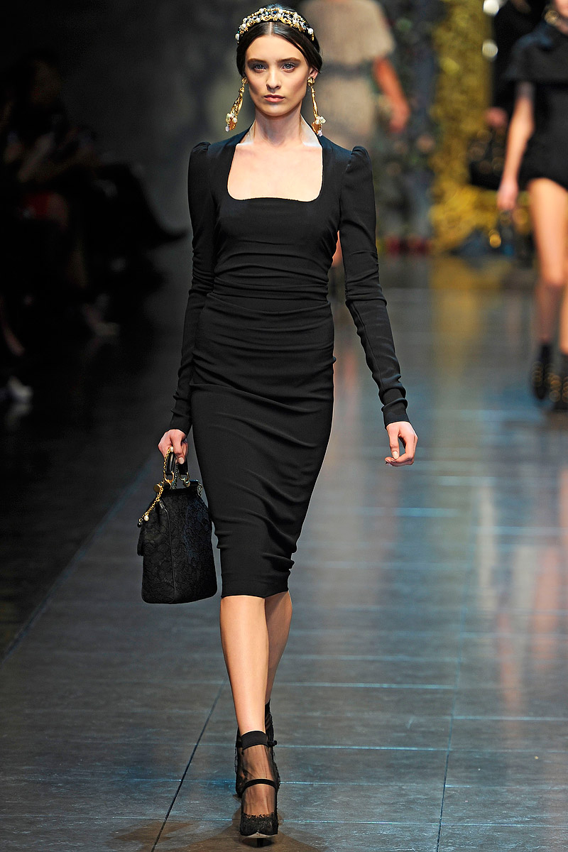 черное платье подиум 2020 дольче габбана. кружевное платье миди дольче габбана. платье dolce gabbana черное. дольче габбана 2020 черные платья. черное платье габбана дольче габбана.