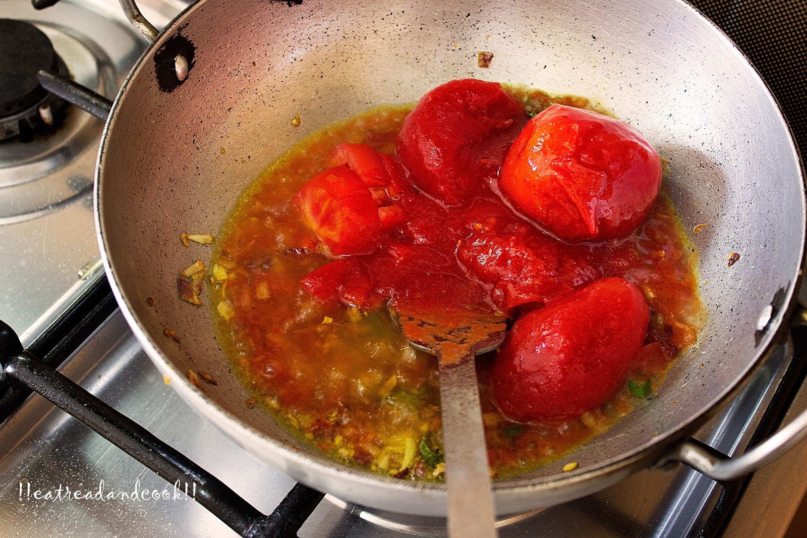 Tomato Diye Bandhakopir Torkari / Benagli Tomato Cabbage Curry