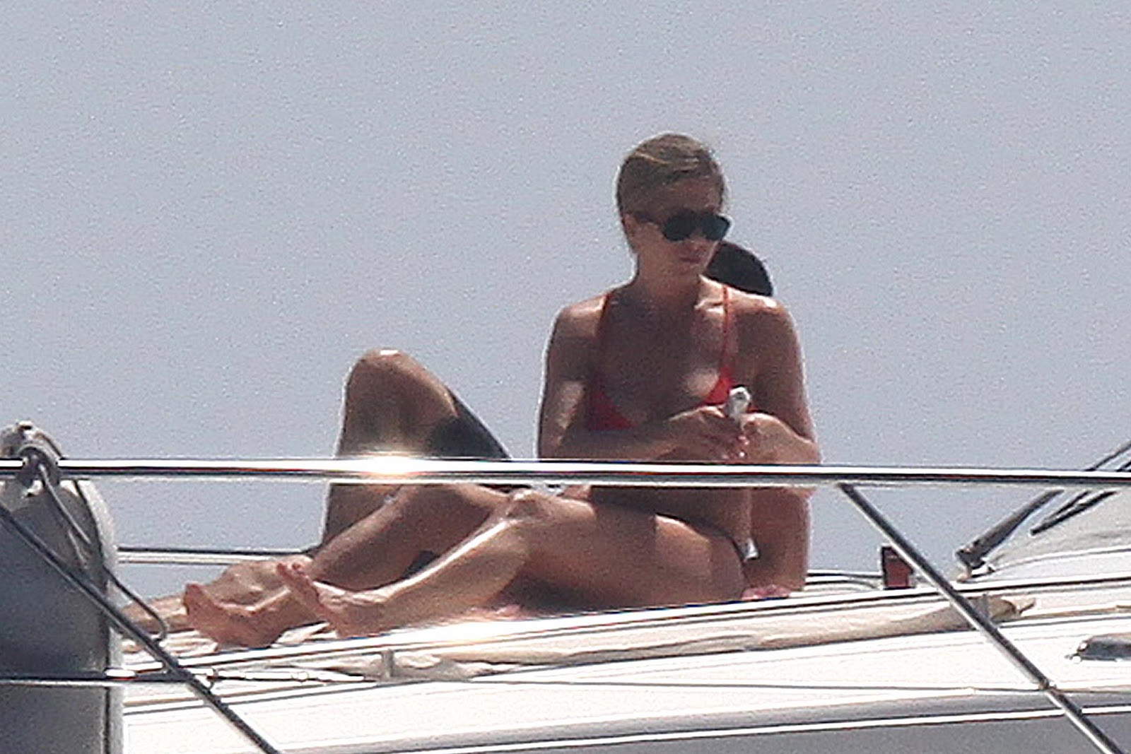 http://1.bp.blogspot.com/-3VsNI4qDRJI/T-SM7AmgckI/AAAAAAAAI44/yLrKvXmR0kU/s1600/Jennifer+Aniston+wearing++Bikini+On+Boat+in+Capri.jpg