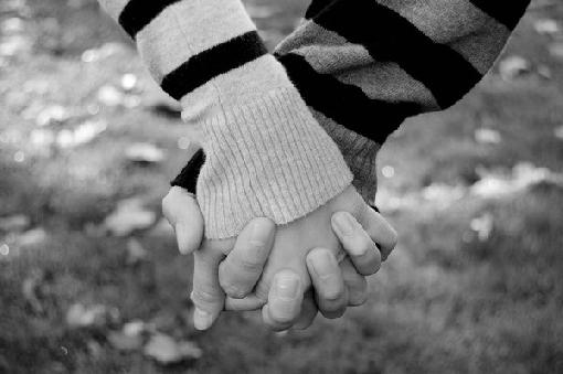 girls_and_boys_holding_hands_photo-10943