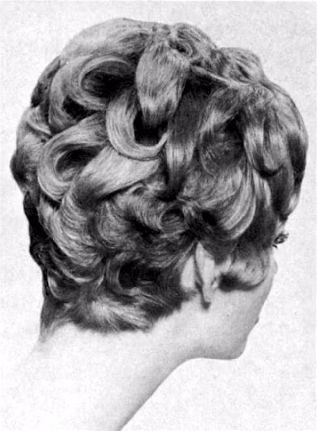 Layered Curly Hair: The Favorite Hairstyle of Women From the 1960s ...