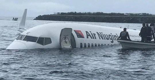 Máy bay chở 47 người mất đà, lao xuống biển
