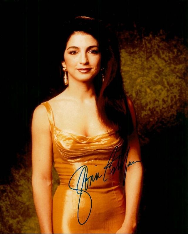 40 Beautiful Photos of Gloria Estefan in the 1980s