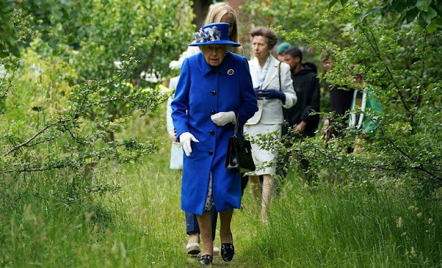 The Queen wore a royal blue velour coat by Stewart Parvin, a matching silk dress. Prince Albert's Sapphire brooch