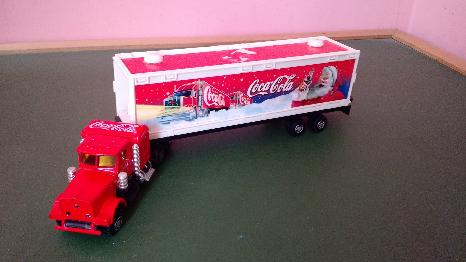 Brinquedo caminhão, cavalo de metal - capo abre - 7,5cm de comprimento;  4,5cm de altura, carroceria de plástico 20cm de comprimento , incompleto da Coca  Cola R$ 25,00 - Taffy Shop