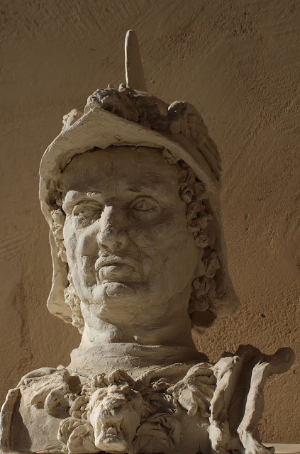 Condottiere, Sarah Myers. Close-up from below. sculpture, condottiere, sarah, myers, art, arte, escultura, helmet, renaissance, warrior, leonardo, davinci, vinci, ceramic, stoneware, kunst, figurative, lion, burgonet, armour, profile, portrait, imaginary, impressive, stare, contemporary, modern, ceramica, skulptur, scultura, man, retrato, drawing, old, master, head, face, close-up, detail, below, large