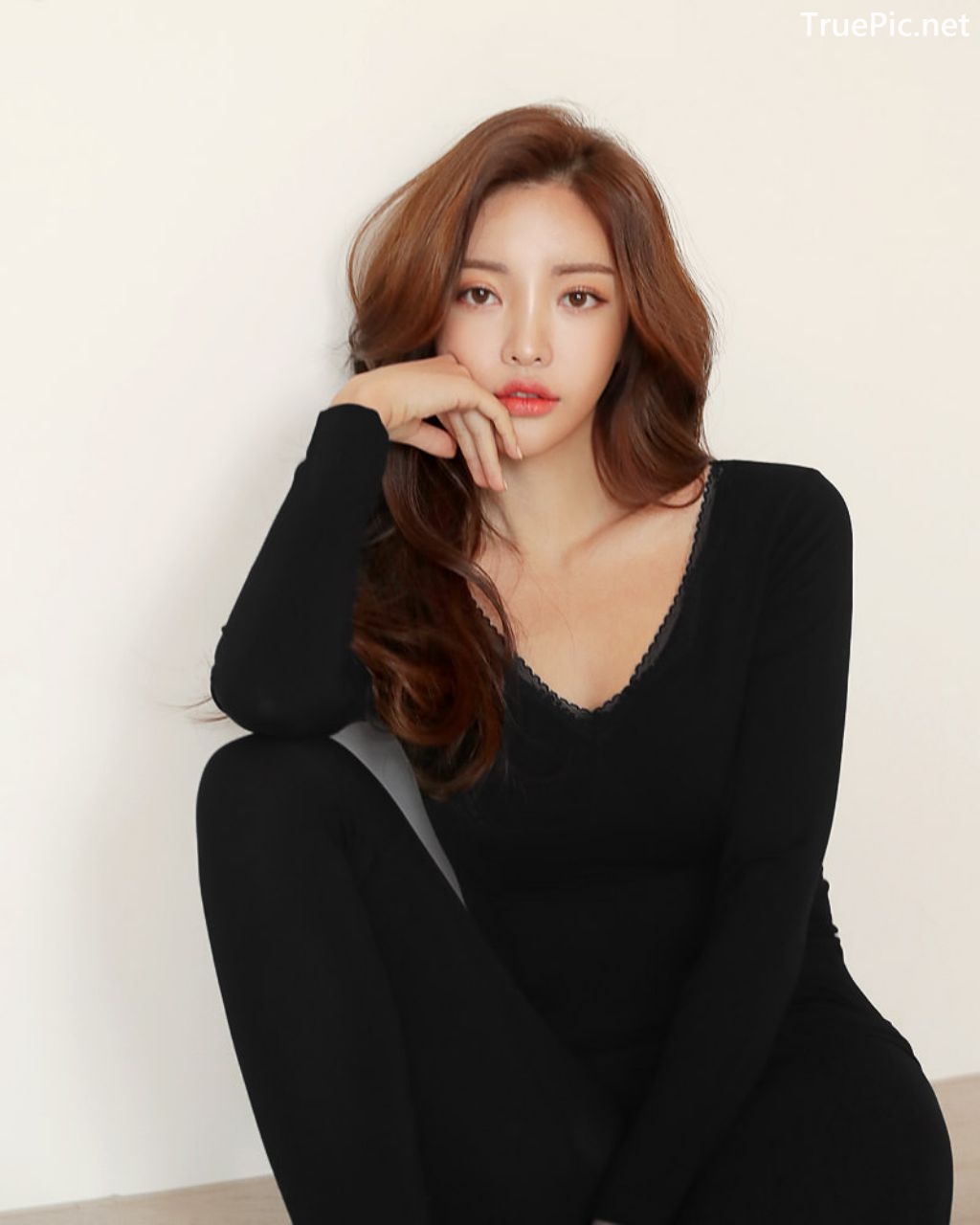 Image-Korean-Fashion-Model-Jin-Hee-Black-Tights-And-Winter-Sweater-Dress-TruePic.net- Picture-13
