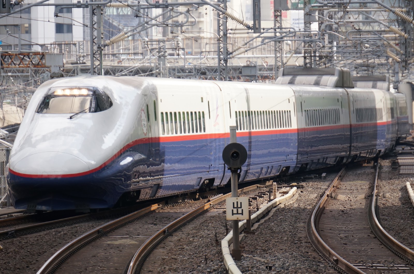 東京駅へ到着するE2系新幹線