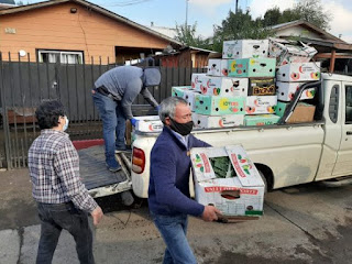Comunidades mapuches donaron 6 mil kilos de alimentos a vecinas que realizan una olla común en el sector San Antonio de Temuco.