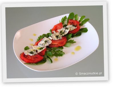 Sałatka pomidorowa z serem pleśniowym na rukoli - przystawka w sam raz na lato
