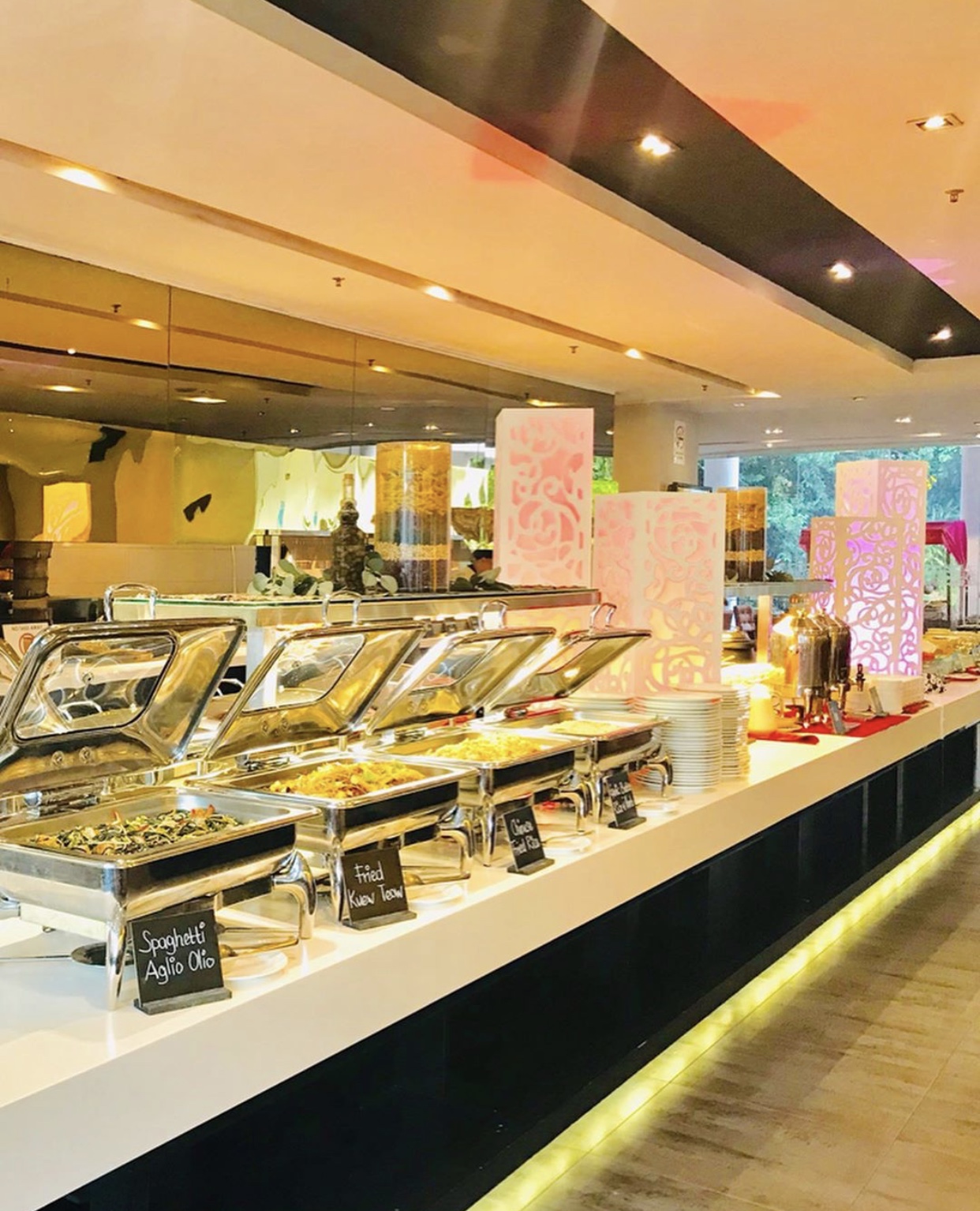 Weekend Barbecue Dinner Buffet at The Palace Hotel Kota Kinabalu Weekend Barbecue Dinner Buffet at The Palace Hotel Kota Kinabalu