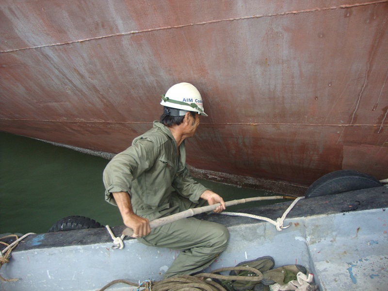 IN WATER SHIP HULL CLEANING AND PROPELLERS POLISHING IN WATER HULL