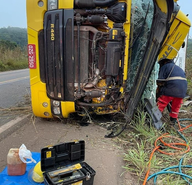 Carreta tomba na BR-010 e deixa motorista morto