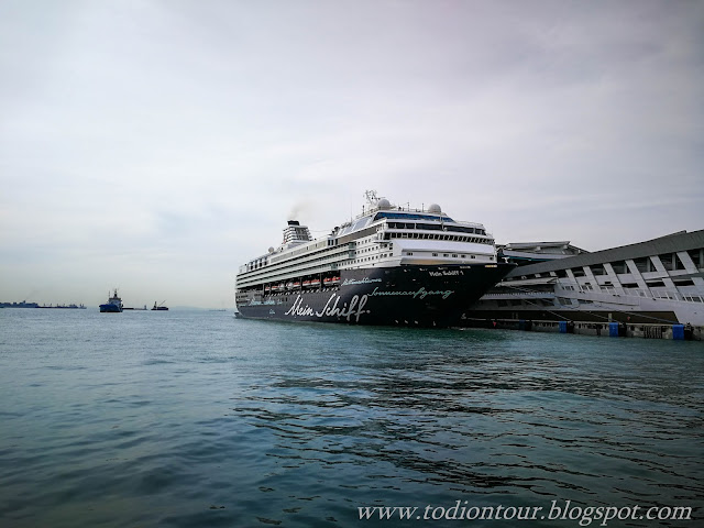 Mein Schiff 1 im Marina Bay Cruise Center