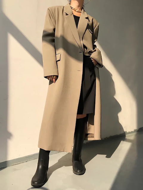 A notch collar design long sleeve trench coat.