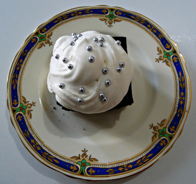 Brownie con cobertura blanca y bolitas plateadas