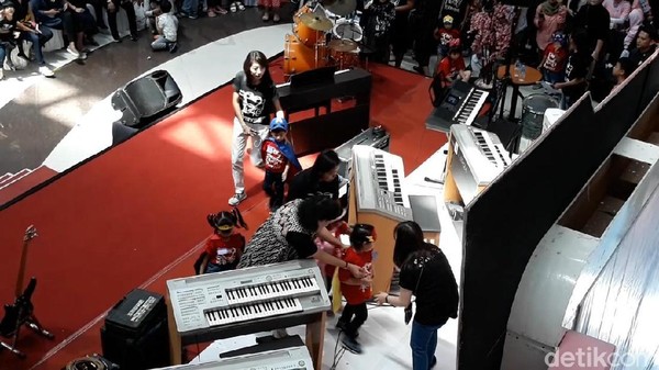 Gemas! Jan Ethes Tampil di Panggung Musik, Jokowi-Gibran Ikut Nonton