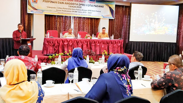 Wujudkan Sinergisitas, Pimpinan dan Anggota DPRD Kota Padang Ikuti Seminar dan Diskusi di Bukittinggi