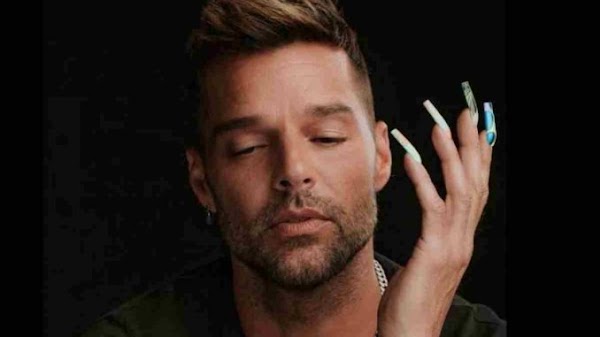 Ricky Martin publica fotografía usando uñas acrílicas