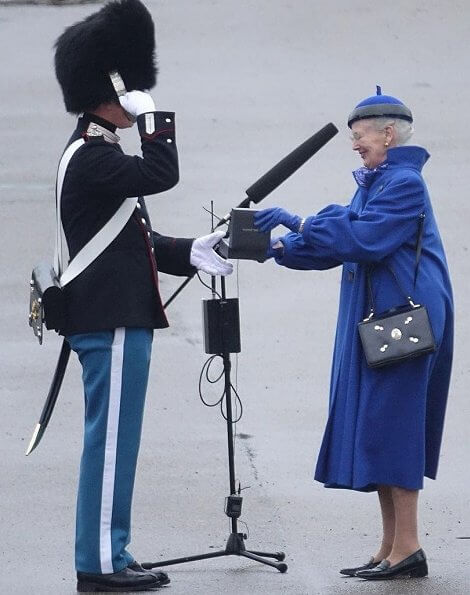 This year, the selected guard became Mathias Sanintclair Ossian McKinnon and he received the clock from the Queen. Margrethe in blue wool coat