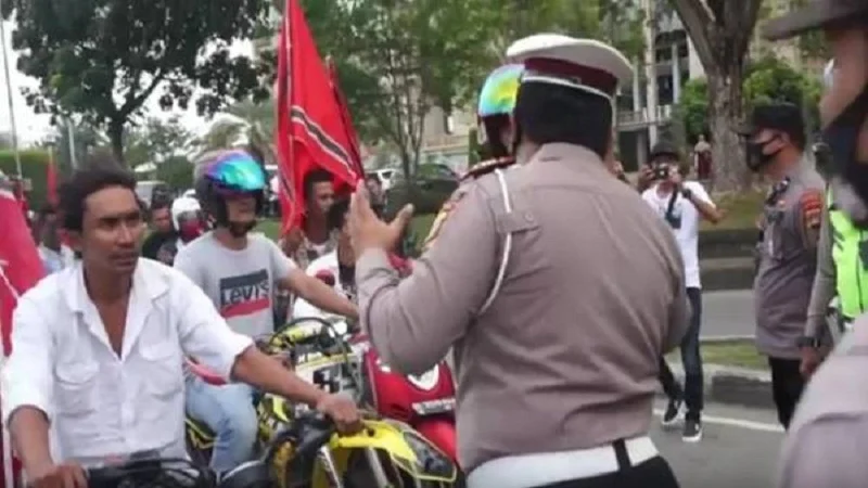 Polisi-Hadang-Konvoi-Warga-Bawa-Bendera-Gerakan-Aceh-Merdeka-di-Lhokseumawe-Aceh