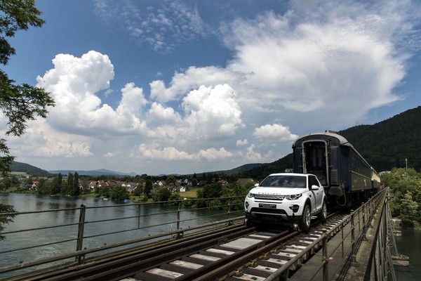 Nyata Atau Tipuan ?? Mobil Range Rover Sport Ini Mampu Tarik 3 Gerbong Kereta Degan Berat 108 TON Nyata Atau Tipuan ?? Mobil Range Rover Sport Ini Mampu Tarik 3 Gerbong Kereta Degan Berat 108 TON