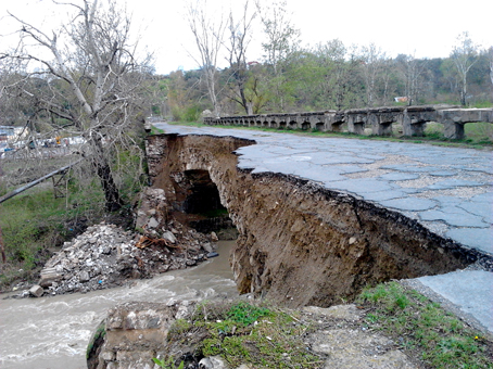 Campina Cu Bune Si Rele Un Podeț Va Inlocui Vechiul Pod Secular Dintre Campina și Bănești Prăbușit Acum Trei Ani