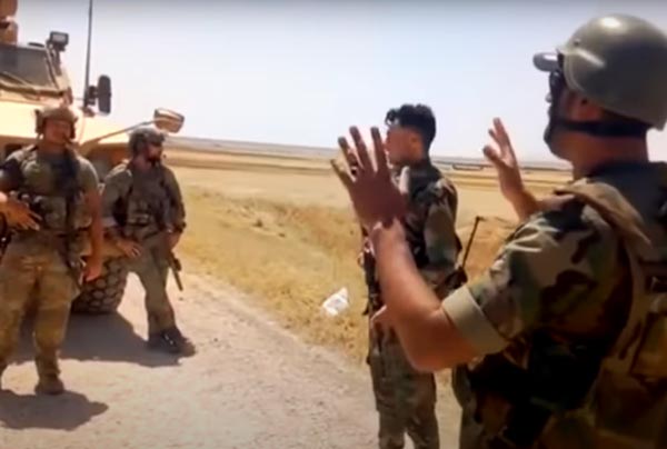اخرجوا-من-سوريا-فورا..جنود-سوريون-يتصدون-لدورية-للاحتلال-الأمريكي.-فيديو