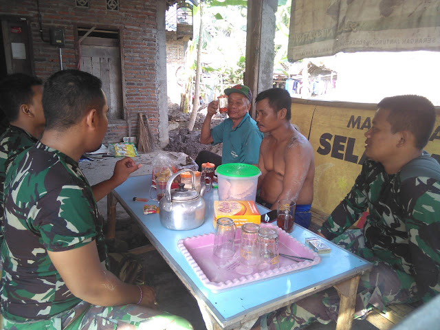 Bercengkerama Dengan Warga Saat Satgas TMMD Istirahat 