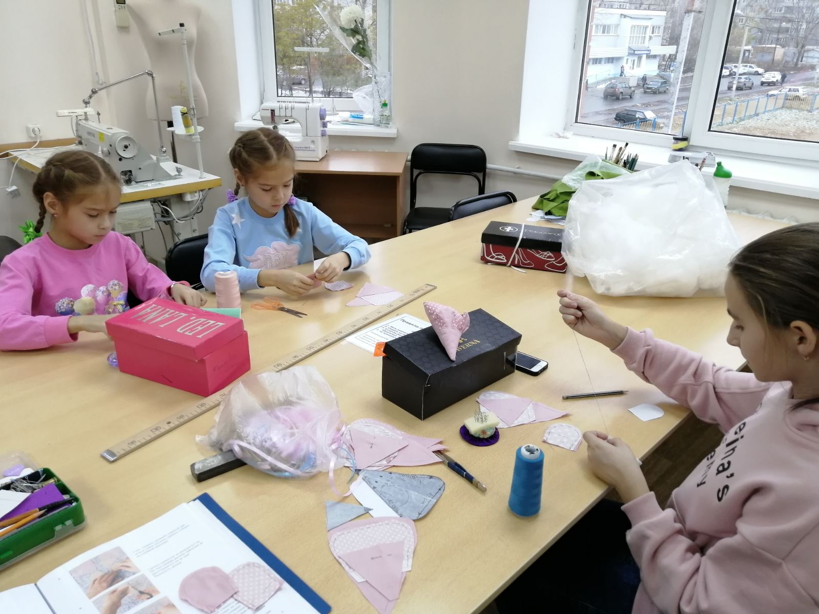 Брошь к 9 мая триколор. Мастер класс по изготовлению символа 2024. Красивые георгиевские ленты. Объемнаяая снежинка из бумаги. Поделка.