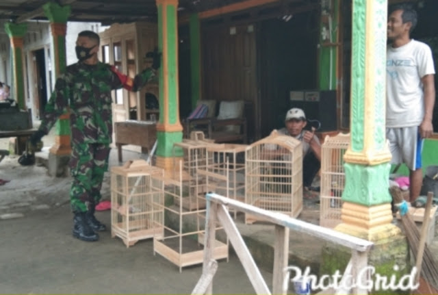 Babinsa Komsos Bersama Pengrajin Sangkar Burung Babinsa Komsos Bersama Pengrajin Sangkar Burung