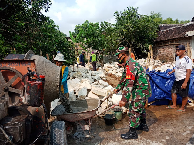 Kebersamaan Babinsa Sidoharjo Bersama Masyarakat Kerja Bakti Bangun Rumah Kebersamaan Babinsa Sidoharjo Bersama Masyarakat Kerja Bakti Bangun Rumah