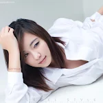 Ryu Ji Hye – White Dress Shirt And Jean Shorts Foto 1