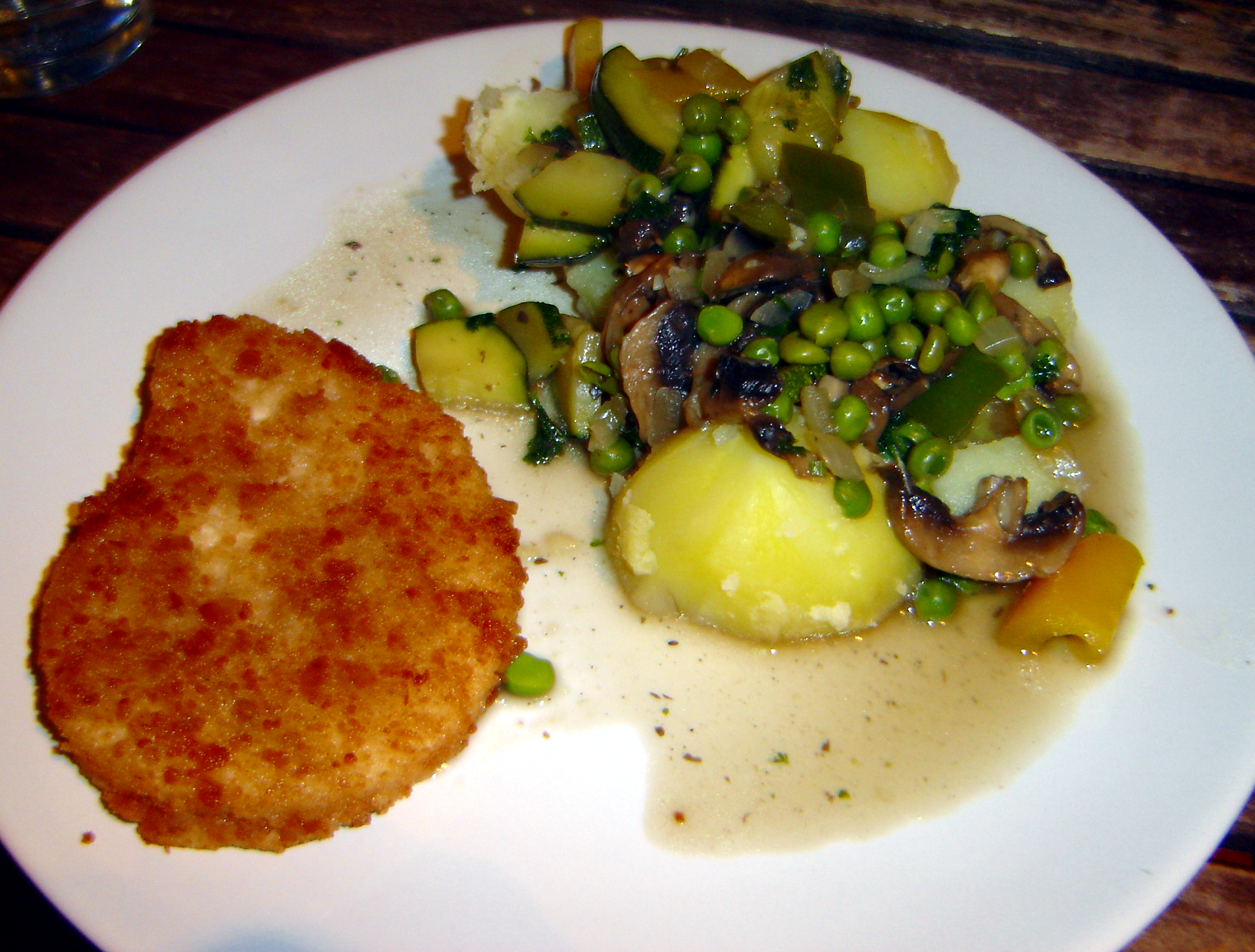 vegetarisches Schnitzel mit Gemüsepfanne auf Kartoffeln – The ...