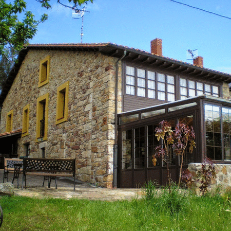 http://www.booking.com/hotel/es/turismo-rural-el-piensu.html?aid=1438403&no_rooms=1&group_adults=1