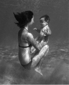 C'est dit. Elle vivra sa grossesse sous l'eau. "Nous pensons déjà à la joie de lui transmettre notre amour pour la mer. Très vite, cette perspective donne naissance à une autre idée, un rêve partagé : ne pourrions-nous pas l’emmener à la rencontre des cétacés dès maintenant ?