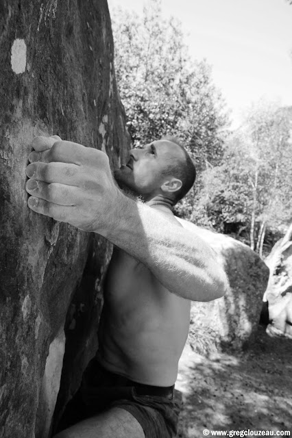  Xavier s'essaye dans un 6c du rocher Canon, fontainebleau, (C) 2014 Greg Clouzeau