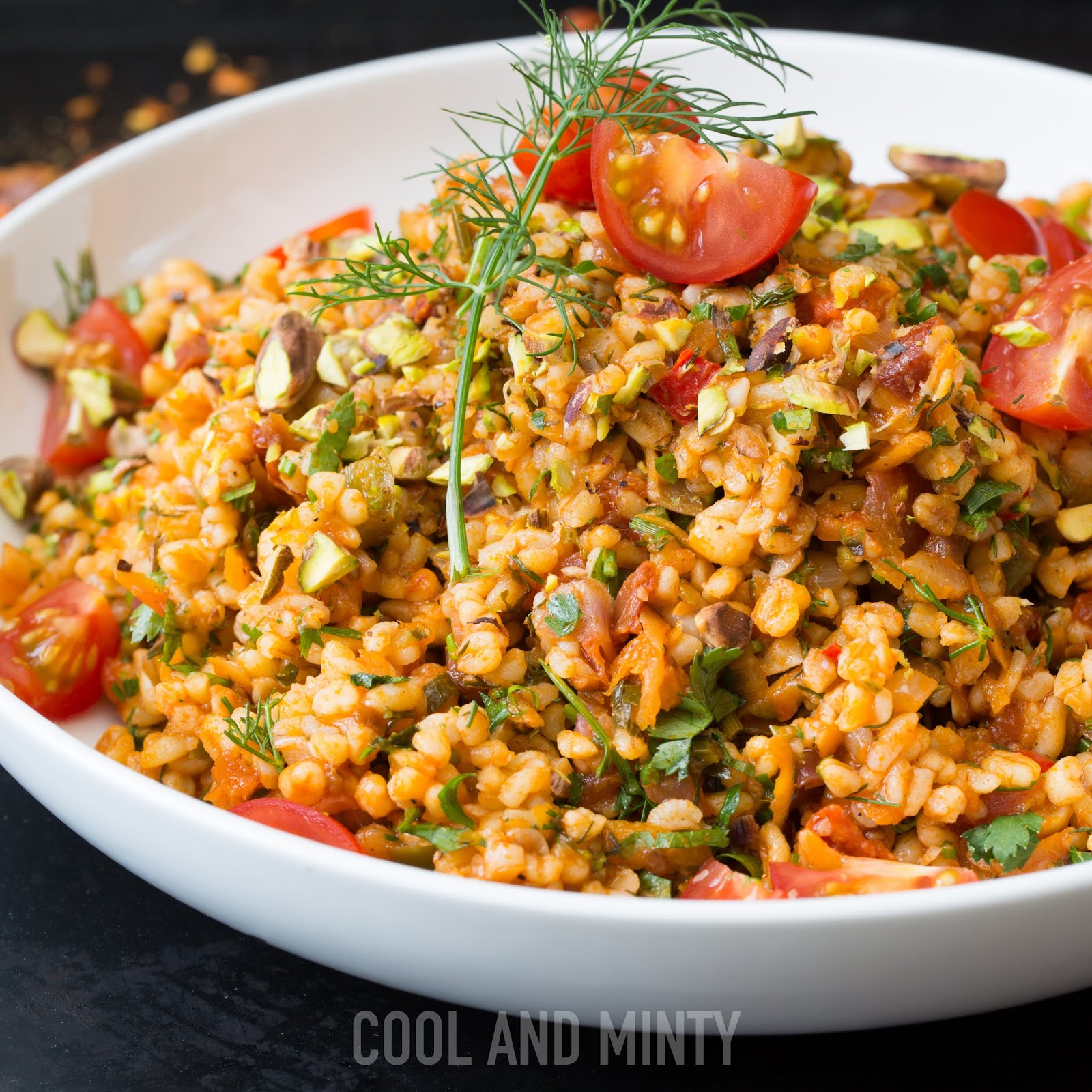 KASZA BULGUR SMAŻONA Z POMIDORAMI, CUKINIĄ i CZOSNKIEM | COOL &amp; MINTY