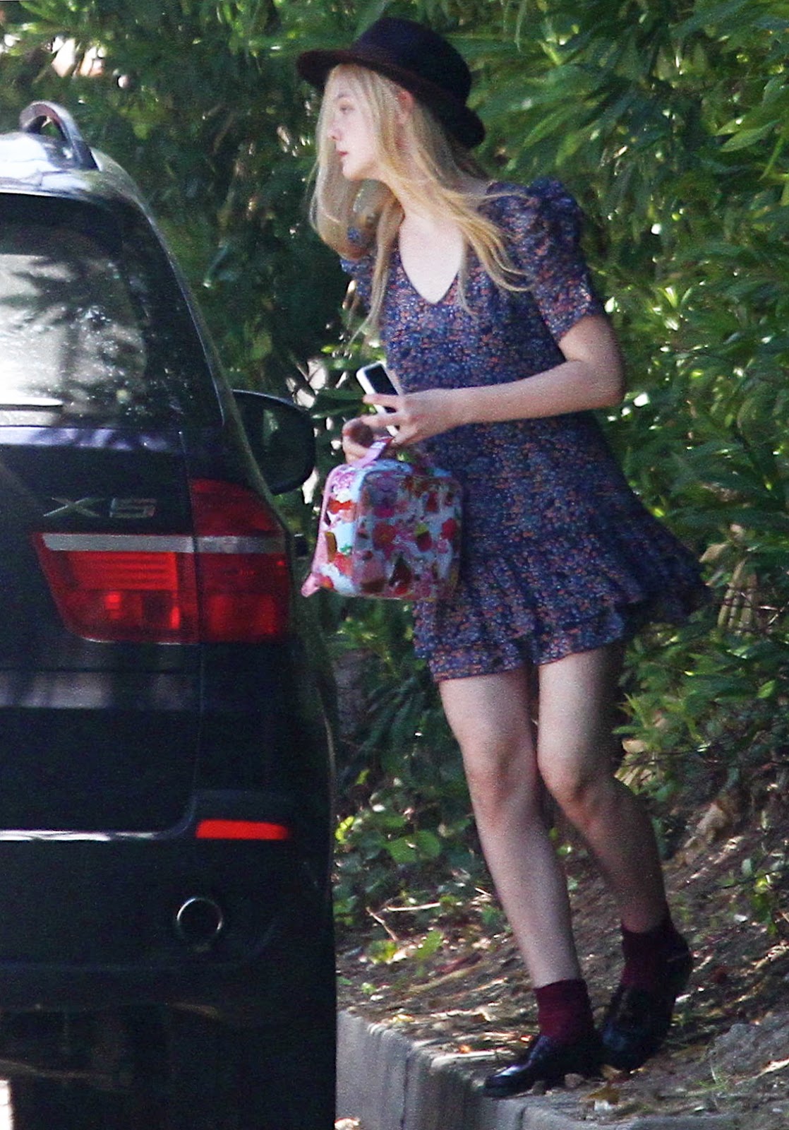 http://1.bp.blogspot.com/-3a8lYdOp6Cw/T7vJDxGB5tI/AAAAAAAAHSM/IX2LX3wfoZQ/s1600/elle_fanning_outinla-June_24_2011+%2811%29.JPG