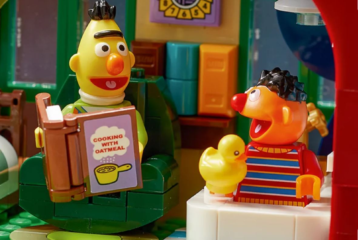شركة LEGO  تعيد ذكريات افتح يا سمسم