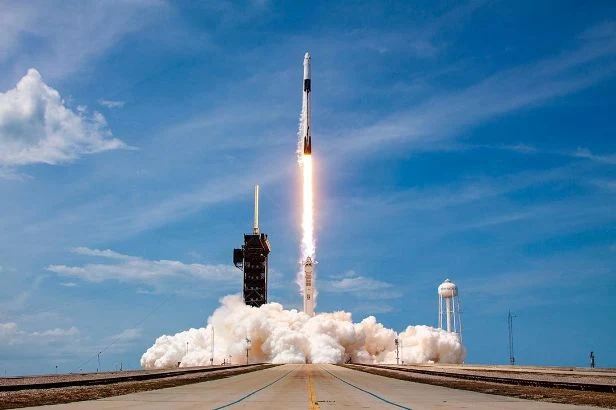 Ukir sejarah, SpaceX berhasil mengirim astronot ke stasiun luar angkasa