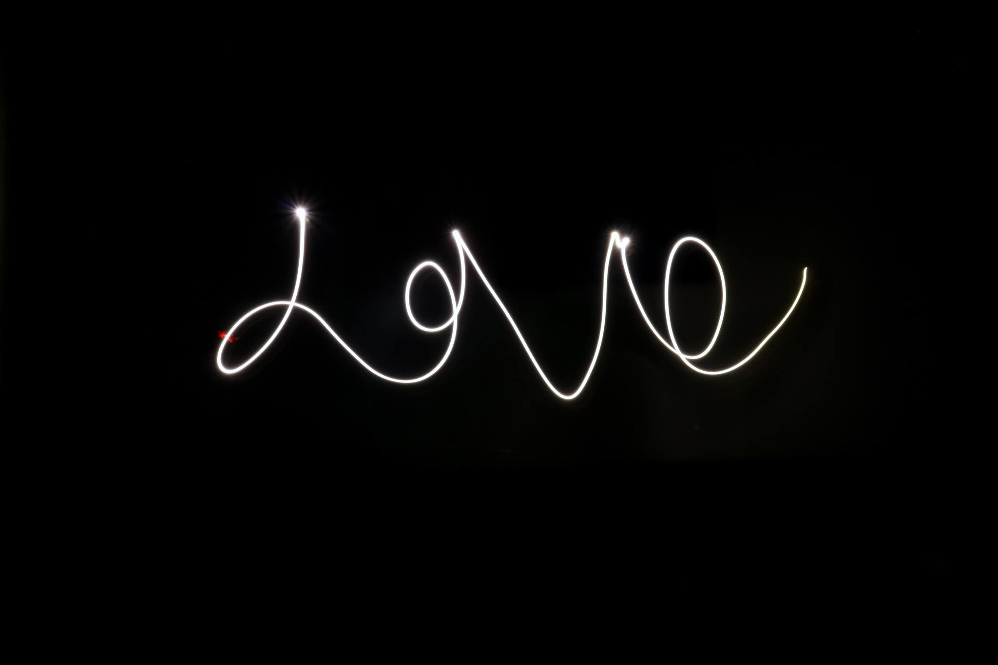 خلفيات واتس اب رومانسية صور سوداء بأشكال مختلفة وجديدة