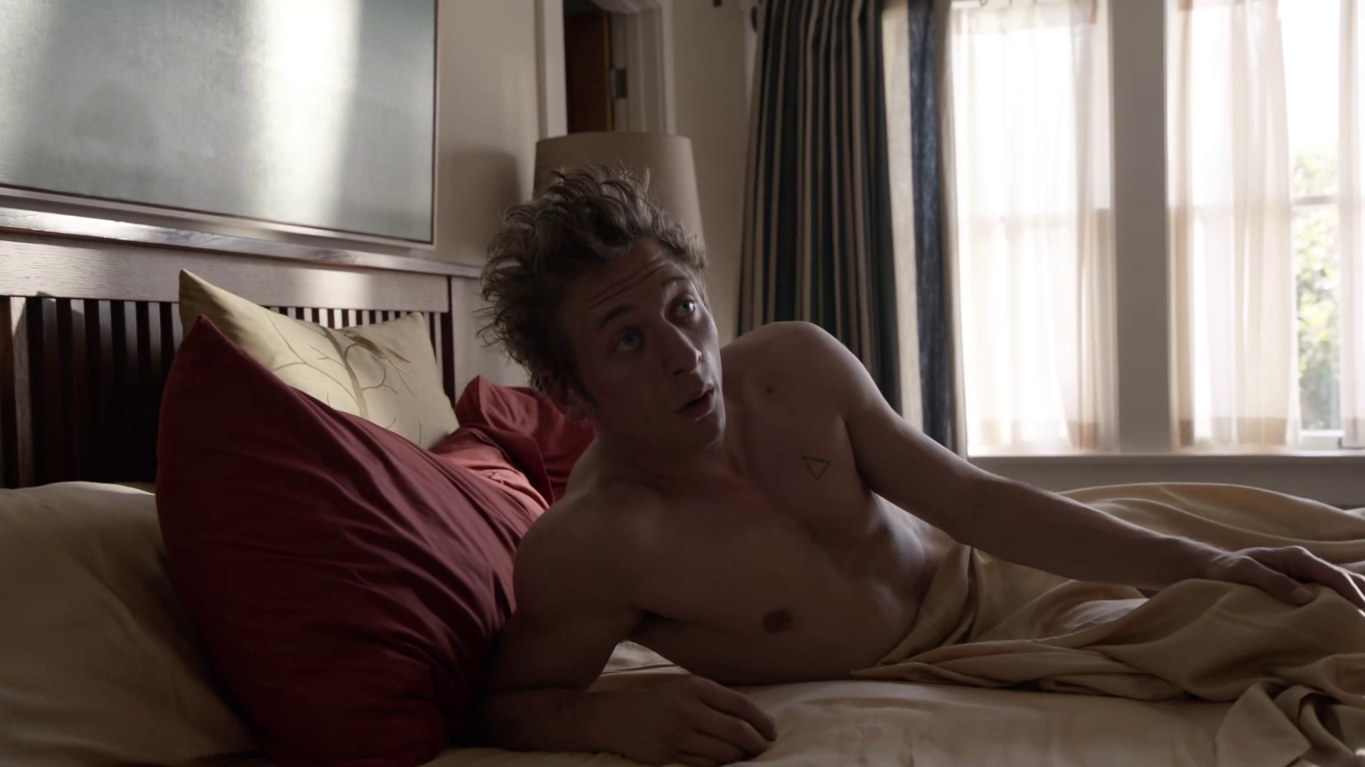 Jeremy Allen White and Michael Reilly Burke shirtless in Shameless 6-02 &qu...
