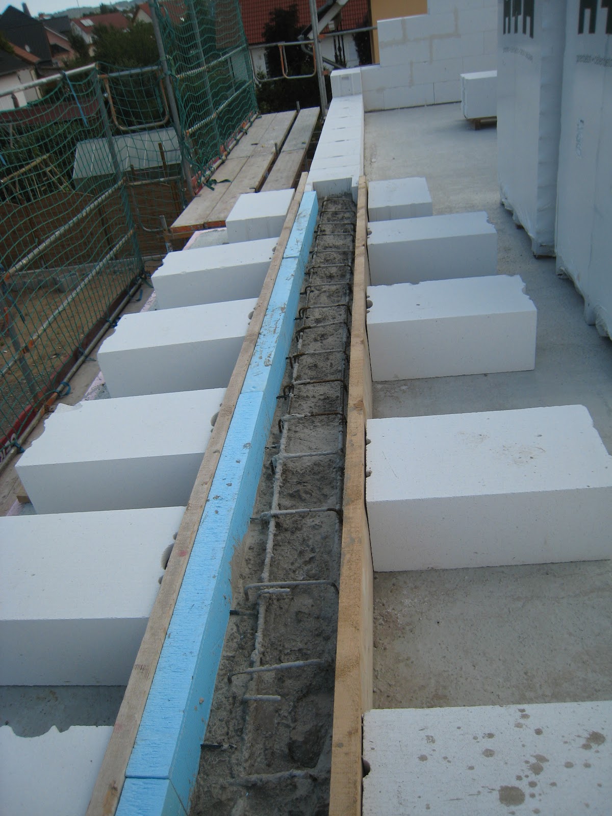 Stein auf Stein das Haus wird bald fertig sein: September 2012