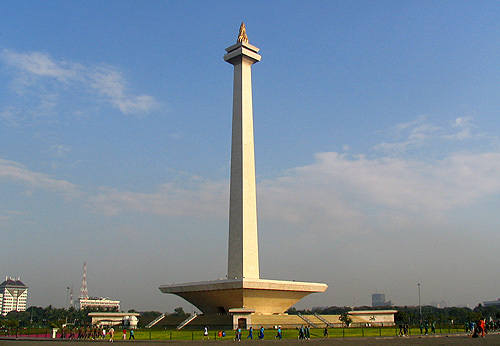 Misteri Sosok Wanita di Lidah Api Monas yang Menghadap Istana