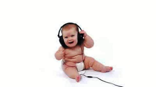 29 Foto Gambar Bayi Lucu Asyik Dengerin Musik Mendengarkan 3