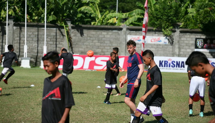 Coaching Clinic Gratis, Bali United Intensifkan Sambangi Sekolah