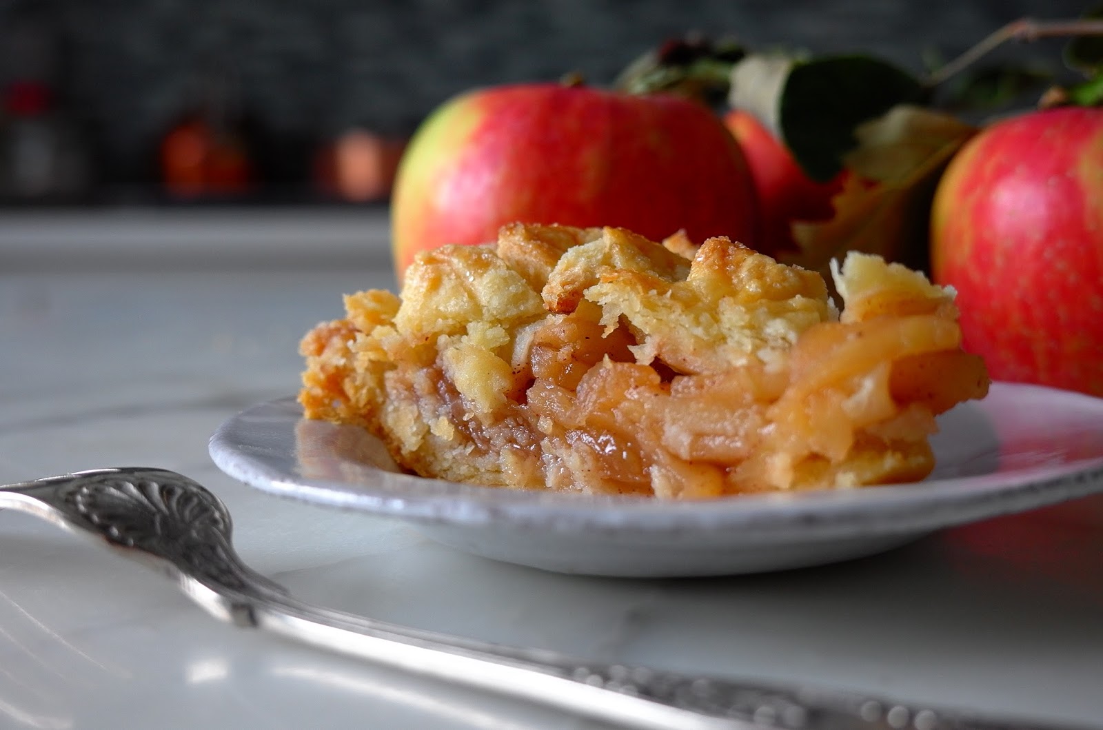 CAKE ON THE BRAIN LEAFY ELSTAR APPLE PIE WITH ALLBUTTER CRUST